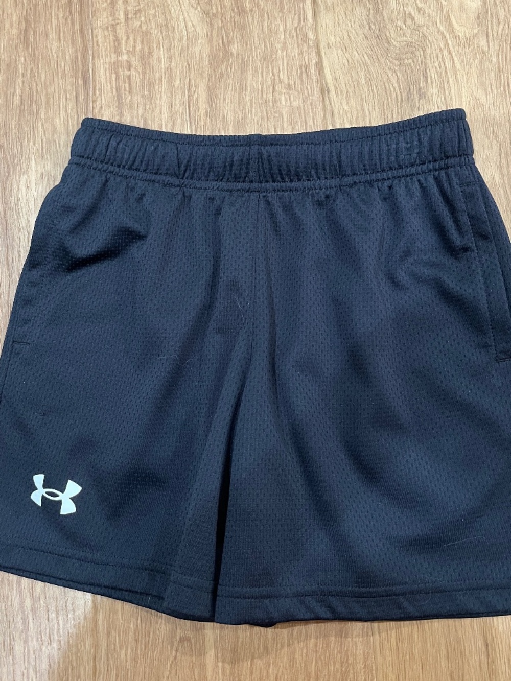 Boys under armour black shorts size youth small